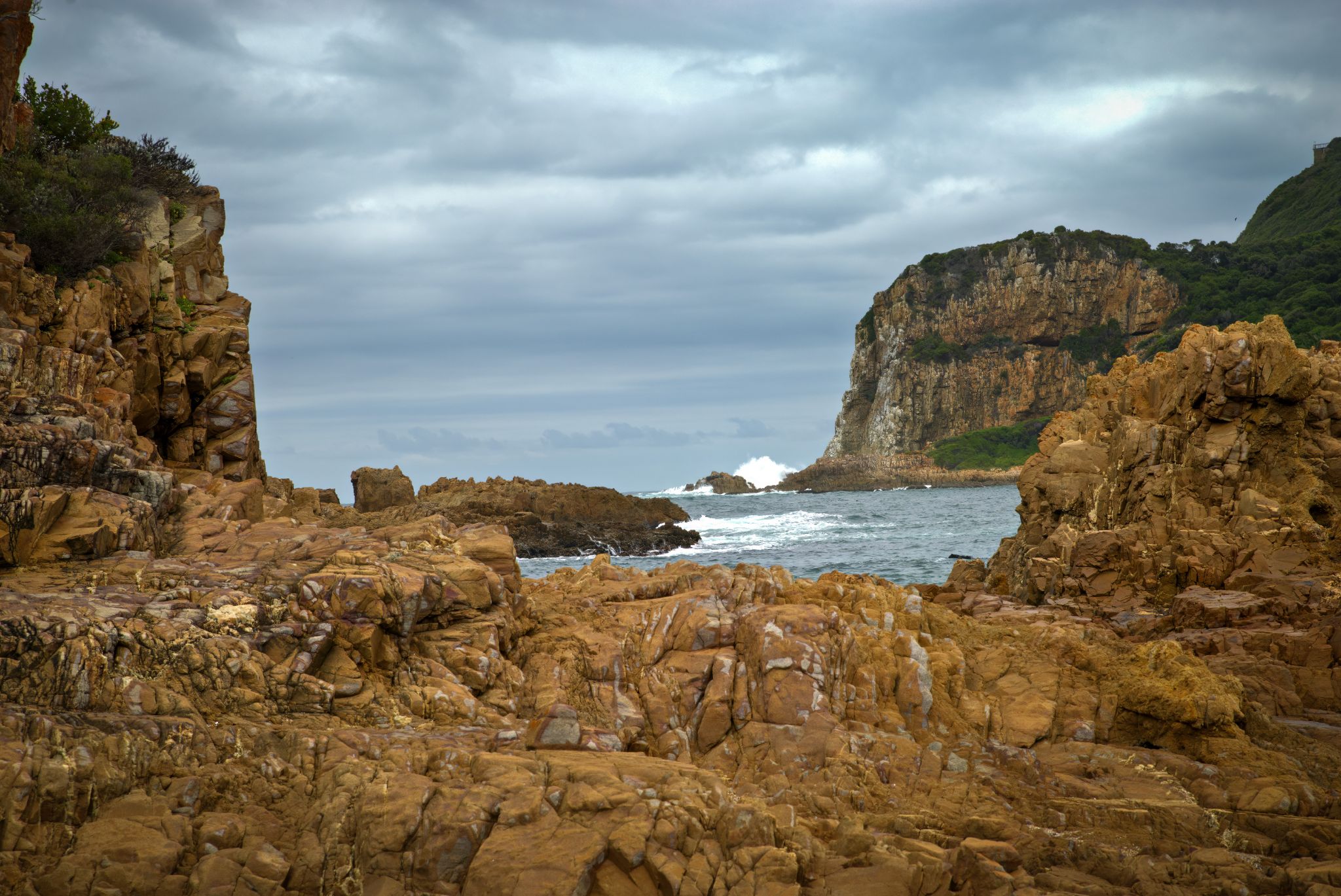Knysna liegt im Western Cape an der Garden Route und ist bekannt für seine Lagune mit den markanten Knysna Heads. Der Name stammt aus der Khoi-Sprache und bedeutet „Ort des Holzes“.